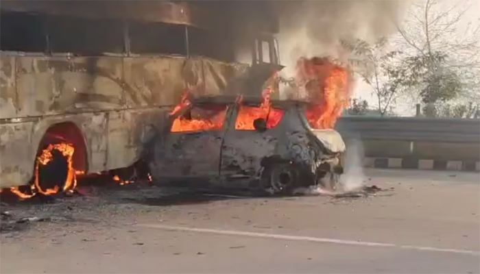 मथुरा से बड़ी खबर: बस से टकराई कार में लगी आग, जिंदा जल गए चार लोग; मौके पर पहुंची पुलिस