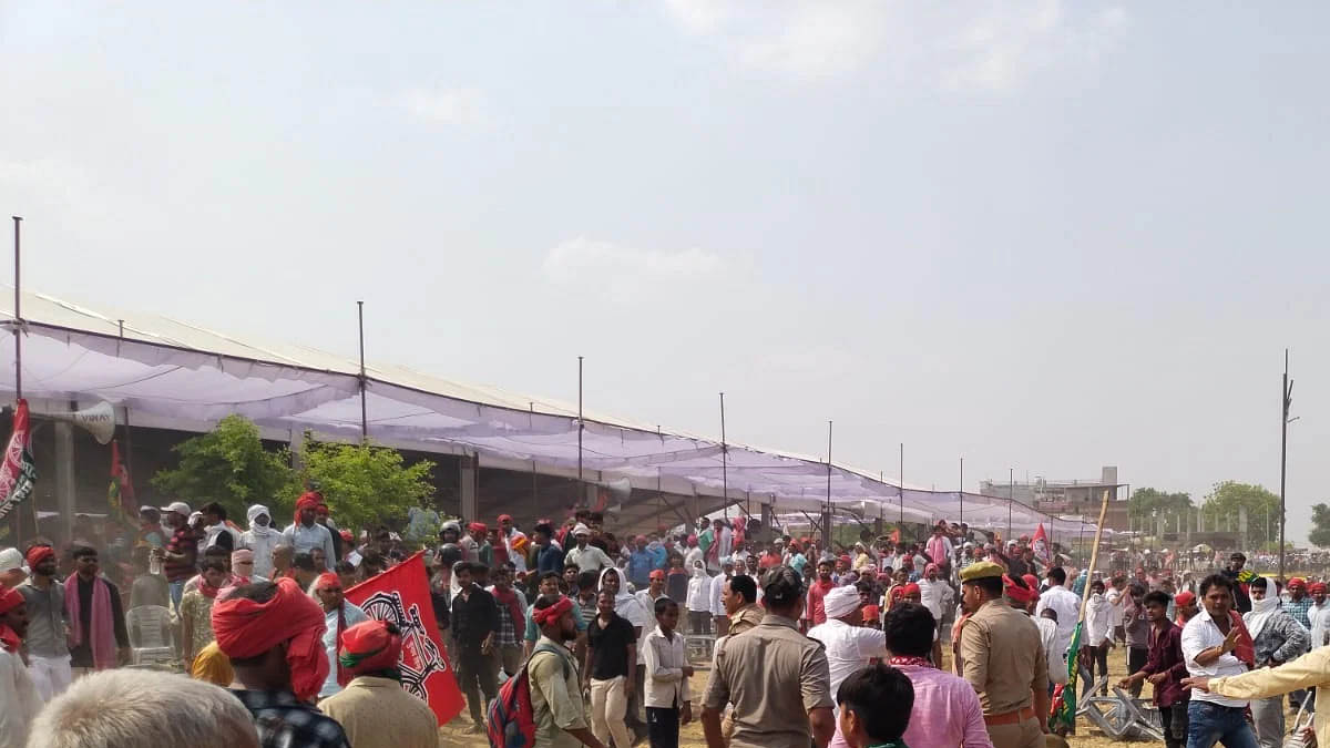 LS Polls: अखिलेश की जनसभा में फिर हुआ हंगामा, कार्यकर्ताओं ने फाड़े पर्दे; पुलिस ने लिया एक्शन तो फेंके पत्थर