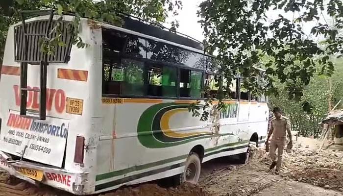 अनियंत्रित हुई बस ने सात को रौंदा…चार की मौत, स्टेयरिंग फेल होने से हुआ हादसा