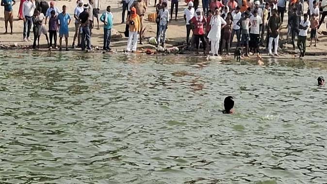 तालाब में नहाने गए चार बच्चों की डूबने से मौत, मचा कोहराम