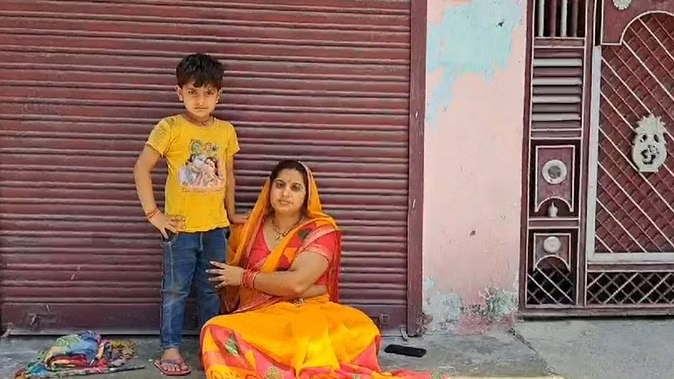 Kanpur बेटे के साथ महिला ससुराल में 32 घंटे से दे रही है धरना, ससुरालियों पर गेट न खोलने का आरोप, पढ़ें मामला