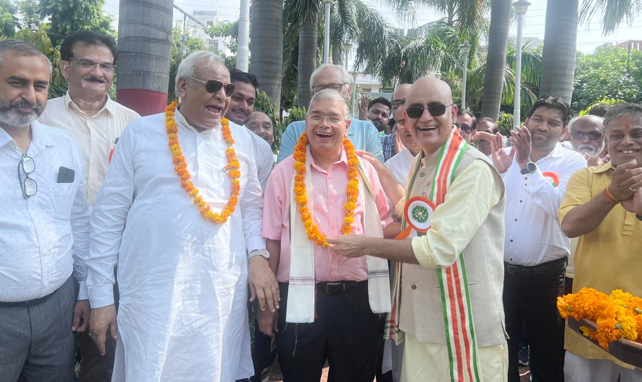 पूर्व सांसद एवं डॉ. ऋषि शुक्ला को सम्मानित करते डॉ. विकास शुक्ला