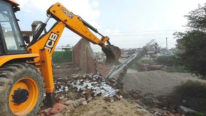 Bareilly News: पूर्व जिला पंचायत सदस्य के अवैध निर्माण पर चला बुलडोजर, बीडीए ने की ध्वस्तीकरण की कार्रवाई