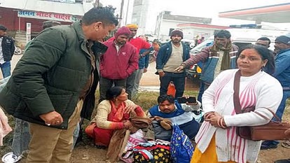 UP: गूगल मैप ने फिर भटकाया… बिजली के खंभे से भिड़ी श्रद्धालुओं की कार; बेनीराम कटरा में दर्दनाक हादसा