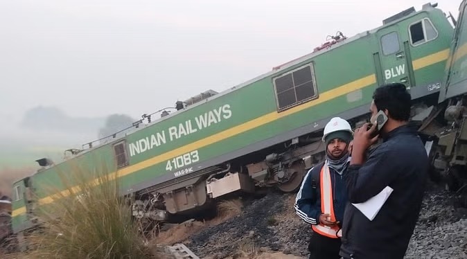 फतेहपुर में बड़ा हादसा: एक ही ट्रैक पर आईं दो मालगाड़ियों की भीषण टक्कर, इंजन बुरी तरह क्षतिग्रस्त; चालक घायल