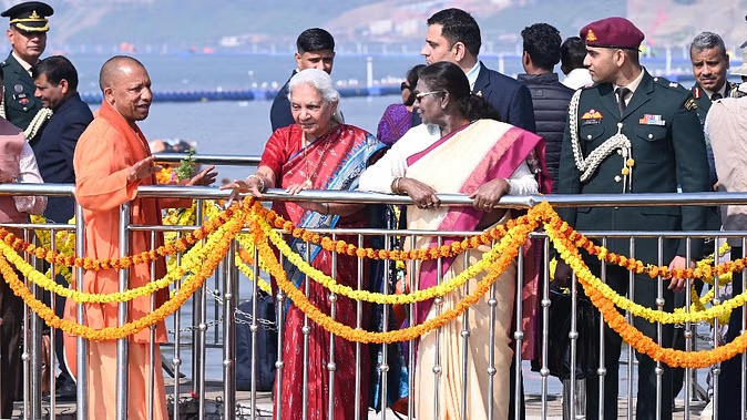 Mahakumbh 2025 : संगम में राष्ट्रपति द्रौपदी मुर्मू ने लगाई पवित्र डुबकी, प्रवासी पक्षियों को खिलाया दाना