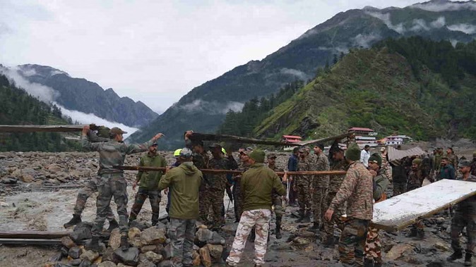Uttarkashi Cloudburst: धराली बीच गांव में फंसे 200 लोग, रास्ता बनाने में जुटे जवान, एक युवक का शव बरामद
